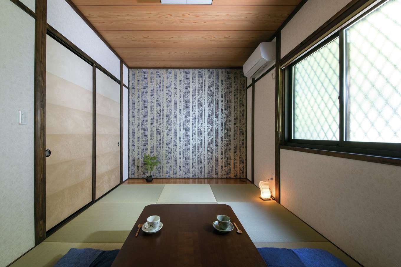 弘建ホーム GABHAUS豊田南【デザイン住宅、和風、インテリア】竹模様の壁紙がユニークな和室。反対側の床の間には、屋久杉の欄間などを採用するこだわりぶり