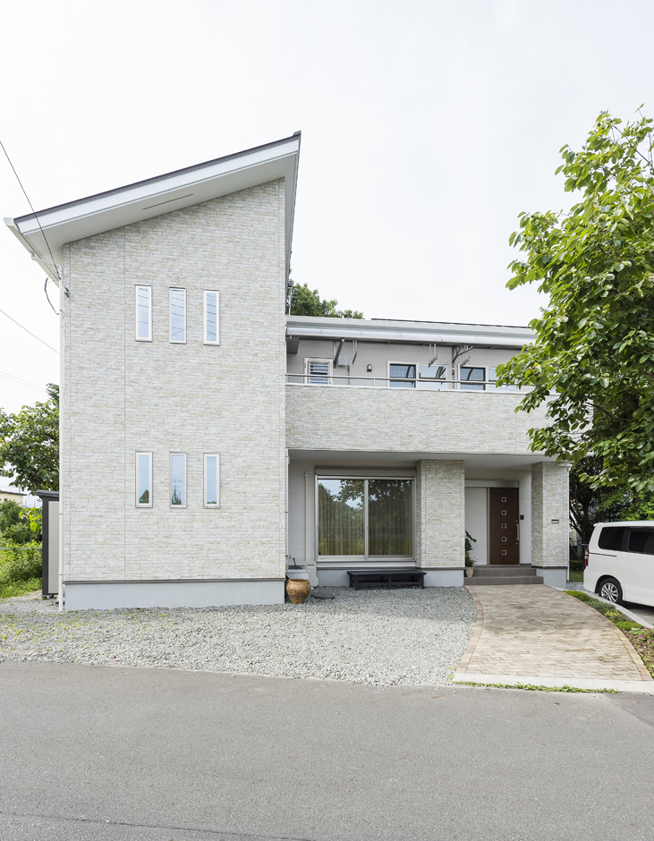 旧くからの住宅街だからこそ、周辺には樹齢を重ねた木が多くあり、緑豊か。N邸は、これらを借景として上手に取り入れている