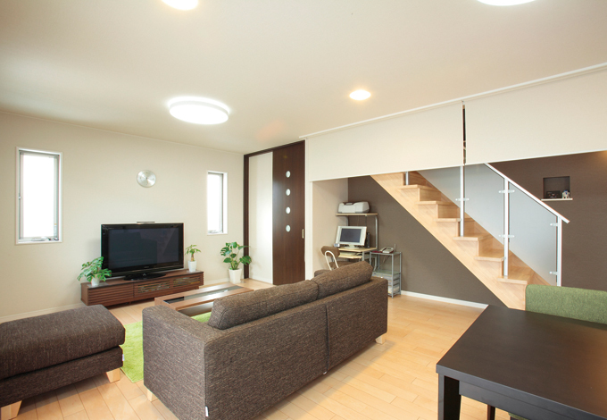 階段脇に付けられた ロールスクリーンを下 ろせば、冷暖房の効 率アップ