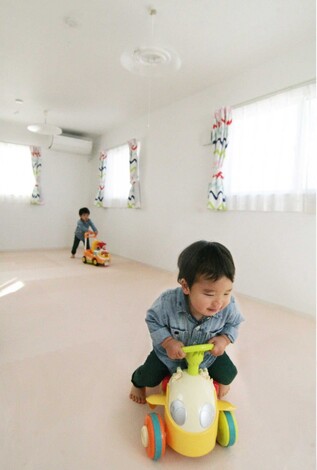 子どもが思う存分遊べる、2階の約１８帖の広い子ども部屋は将来的間仕切りができる様に設計