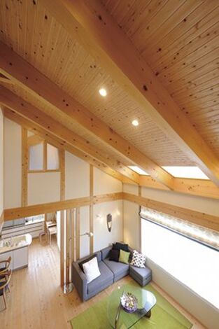 リゾート気分を楽しむウッドバルコニー