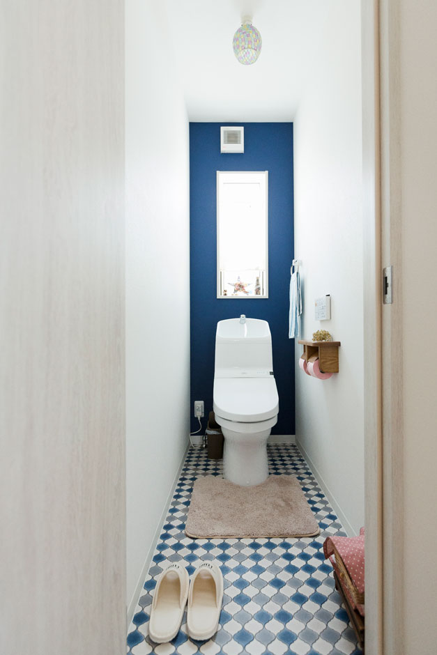 建築システム（狭小住宅専門店）【収納力、間取り、ガレージ】トイレの内装でもご夫婦のこだわりが発揮できている。逆にトイレだからこそ！？遊び心と冒険心で思い切った色使いも怖くない