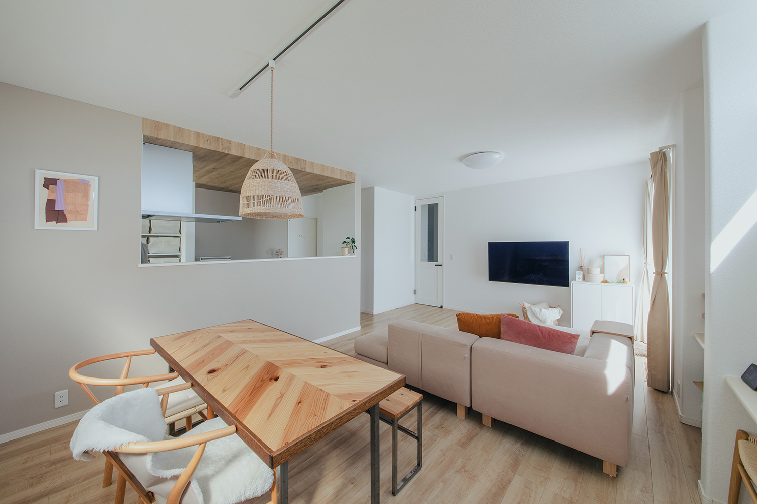 子育て安心住宅 Design Craft Office【デザイン住宅、子育て、間取り】リビング、ダイニング、キッチンのどこにいてもテレビが観える