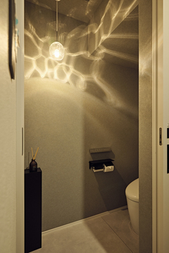 トイレはグレーを基調にコーディネート。ペンダント照明がもたらす陰影がシンプルな空間をアーティスティックに演出