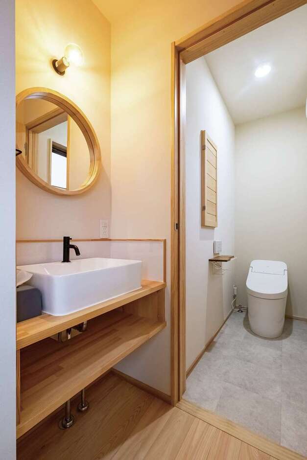 2階の造作洗面台は、丸い鏡でちょっぴり遊び心も取り入れた