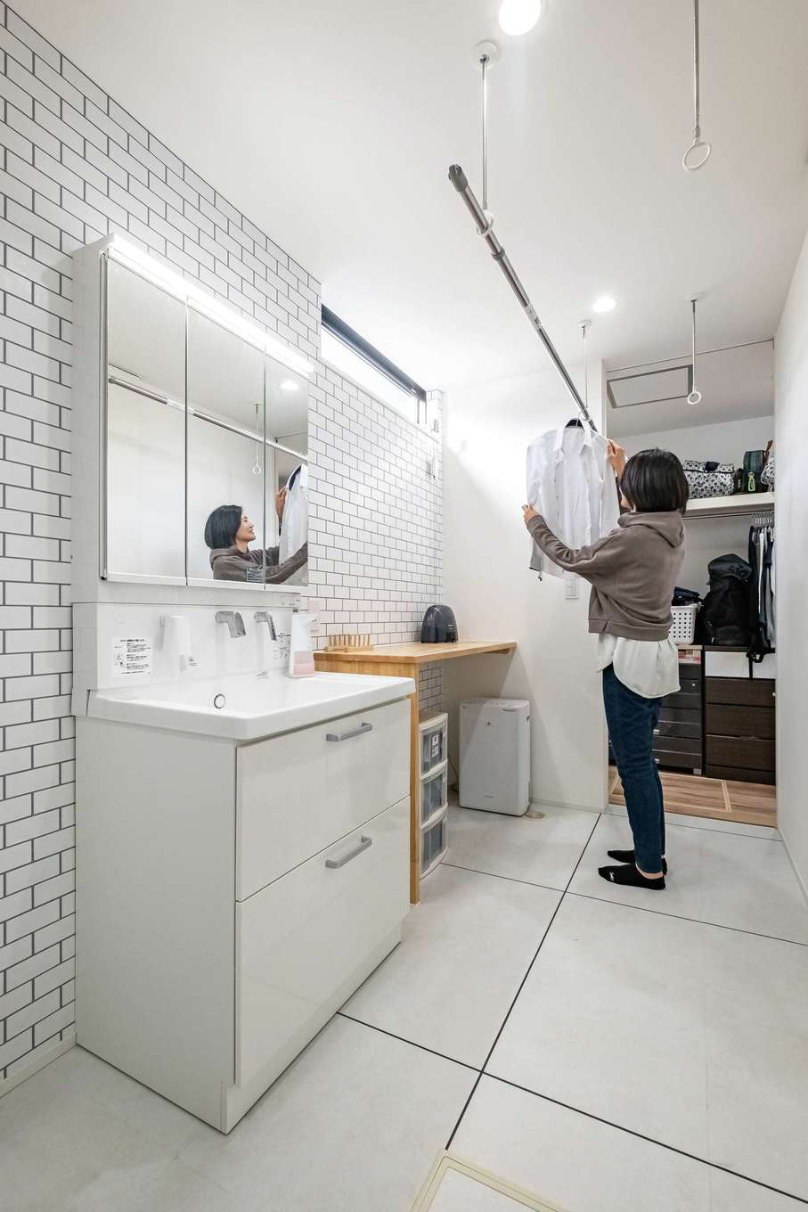 ARCHITECT STUDIO TEGOKORO （遠藤建築店）【子育て、間取り、平屋】洗濯から室内干しまでできる便利なランドリールーム。乾いた衣類は隣のファミリークロークへ。中庭で外干しする際も近く、洗濯動線は文句なし