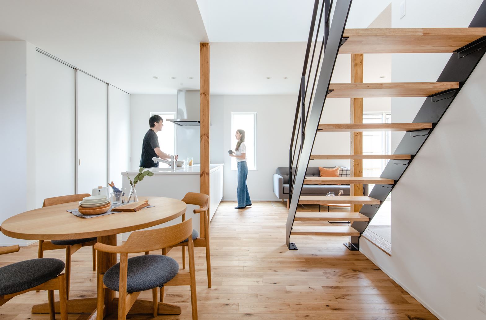 S.CONNECT（エスコネクト）【デザイン住宅、間取り、建築家】スケルトン階段にすることで視線が奥まで抜け、開放感が増す