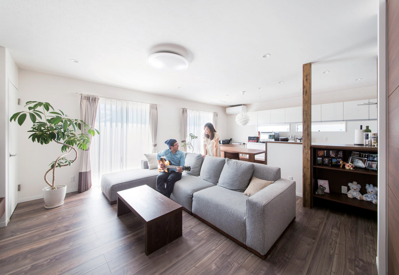 未来創建【デザイン住宅、収納力、間取り】明るい空間が印象的なLDK。今の忙しい共働きの暮らしにも、将来子どもが誕生してからの暮らしにも配慮した快適な住まいだ