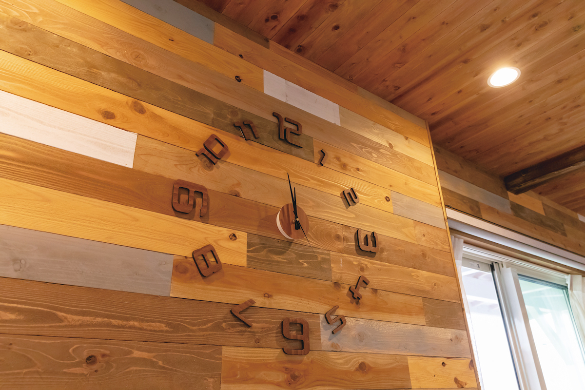 富士ホームズデザイン【子育て、自然素材、インテリア】オール木材の壁時計。小物のコーディネートにも抜かりなし