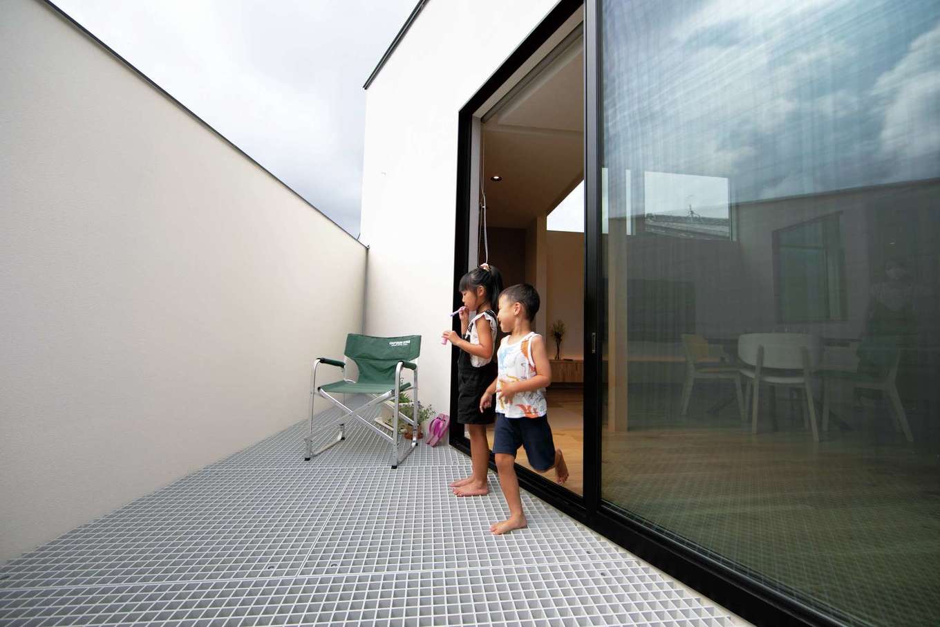 TENアーキテクツ 一級建築士事務所【デザイン住宅、子育て、建築家】1階に光を届けるグレーチングバルコニー。アウトドアリビングとしても大活躍