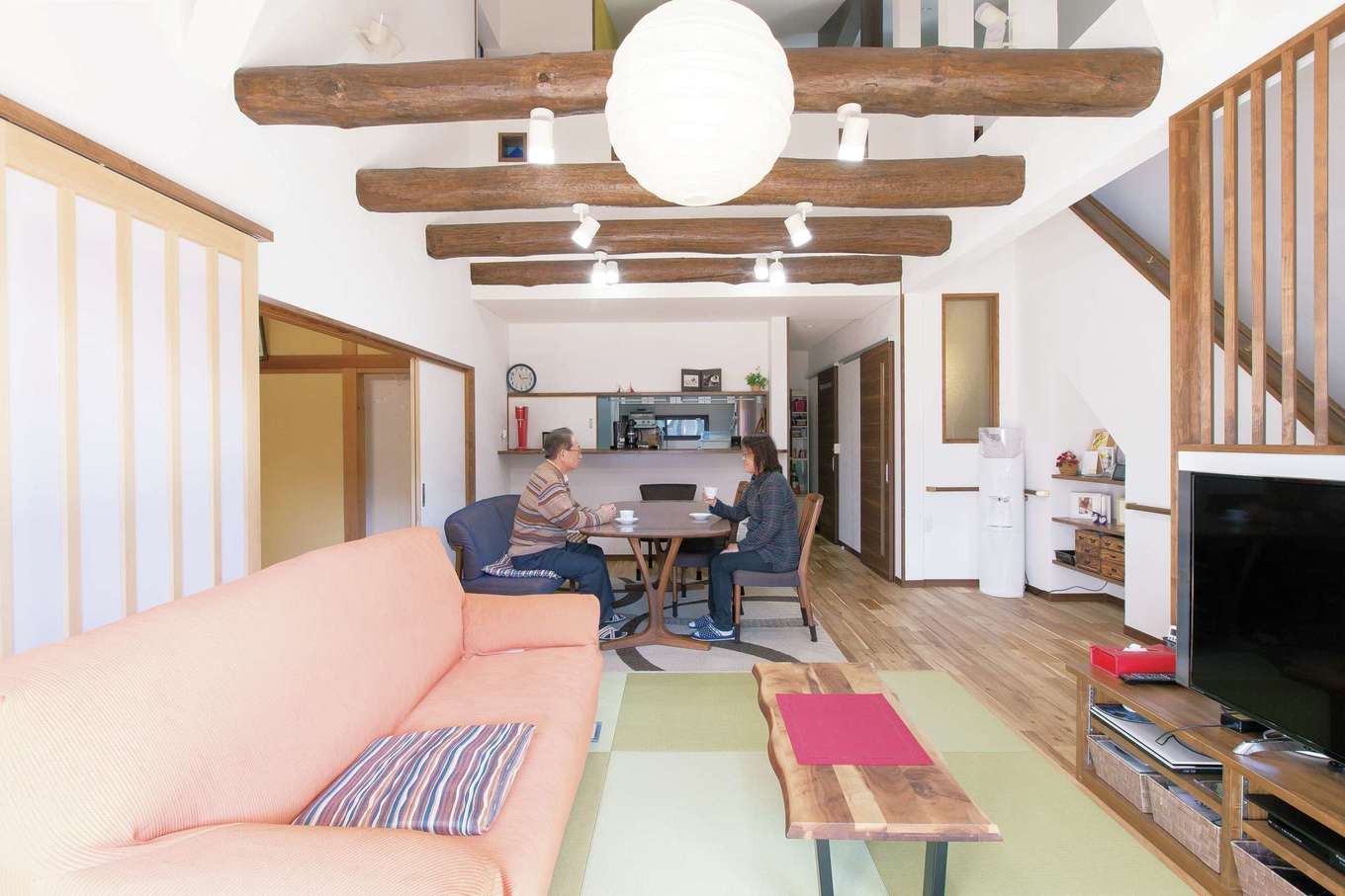 深見工務店 S-style｜ナチュラルな雰囲気のLDKは家の中心に位置。そのほかの部屋が囲うようにあり、行き来も楽だ