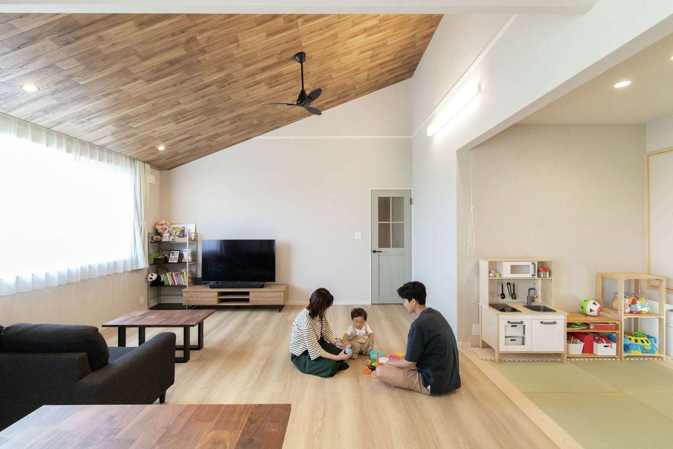 遠州鉄道 遠鉄ホーム【子育て、間取り、平屋】「家族が一番長い時間を過ごすLDKは、とにかく広くしたい」という夫妻の要望に基づき、開放的でのびやかな空間が実現。勾配天井を木目調にしたのが夫妻のこだわり。室内は高気密・高断熱で冷暖房の効きがよく、光熱費も節約できる