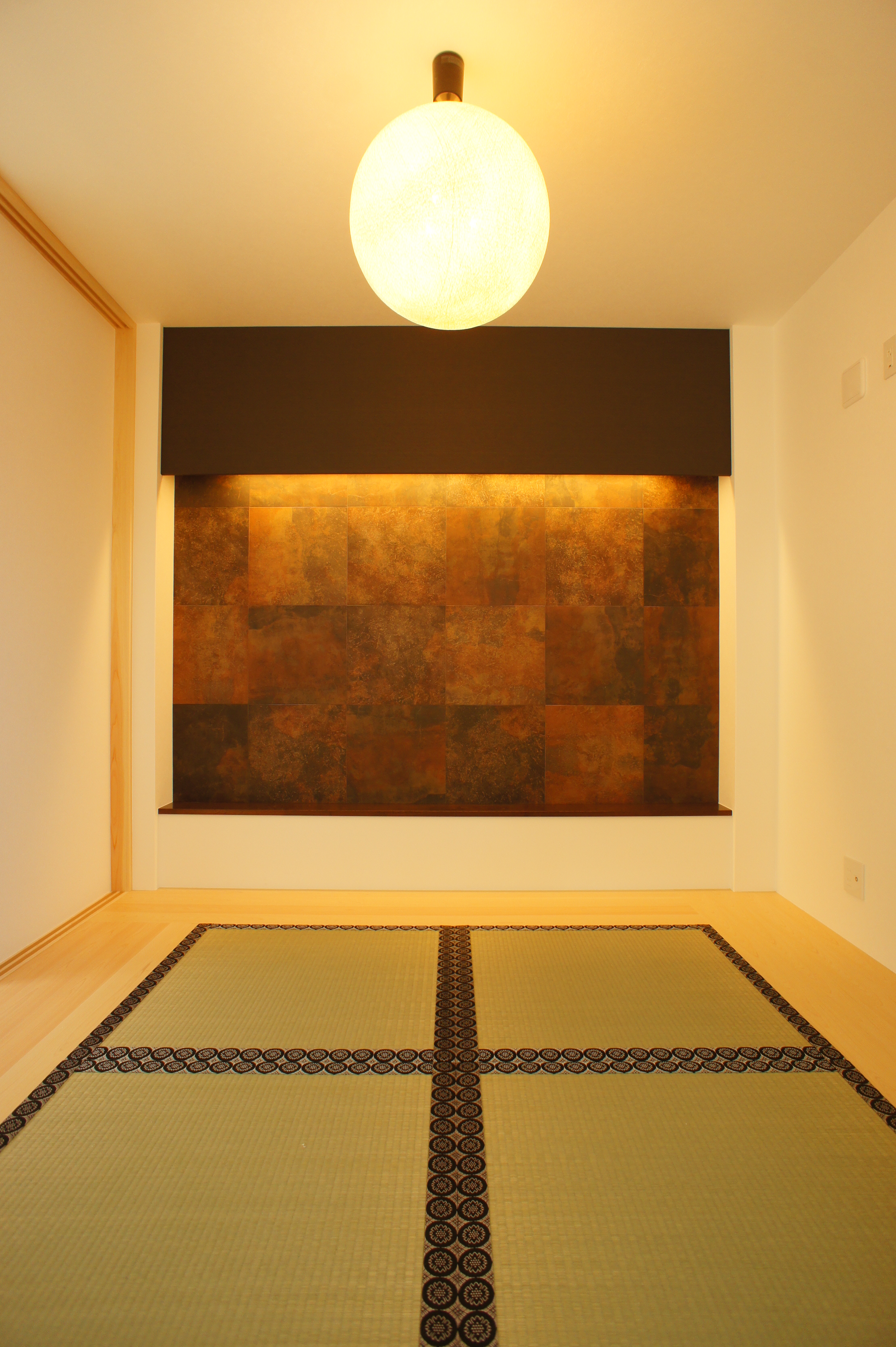 小野田産業～designers house project～｜シンプルで落ち着いた和の空間。畳の縁取りが美しく、柔らかな照明が和の趣を引き立てている。リラックスできる雰囲気が魅力的。