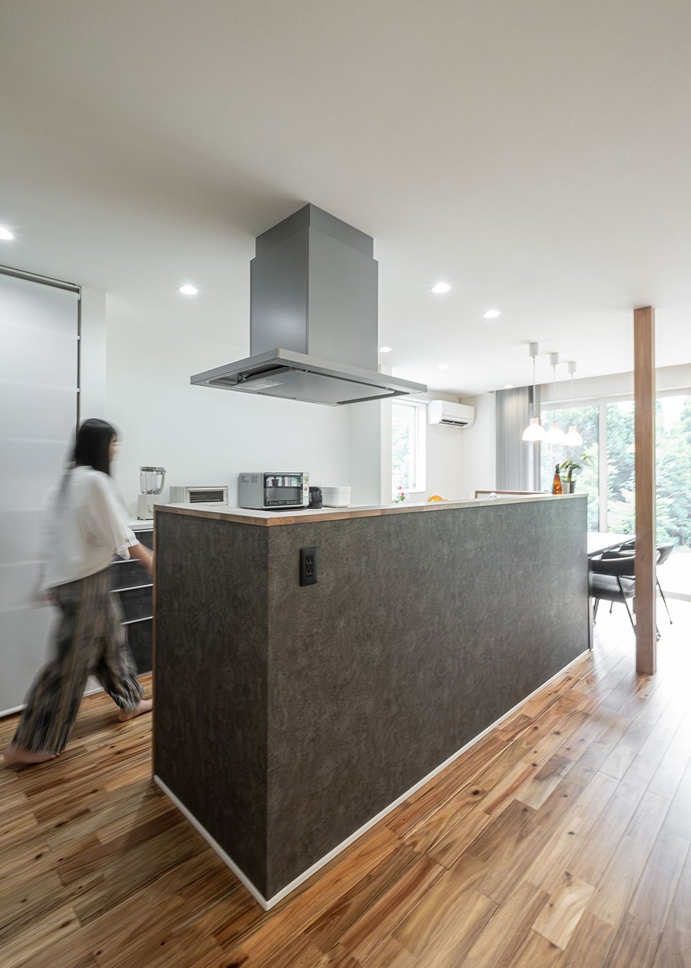 R＋house御殿場（岳南建設）【間取り、建築家、平屋】キッチンの壁は、リビングから見えないように高く設定。来客時に多少雑多になっていても、手元が見えないから安心