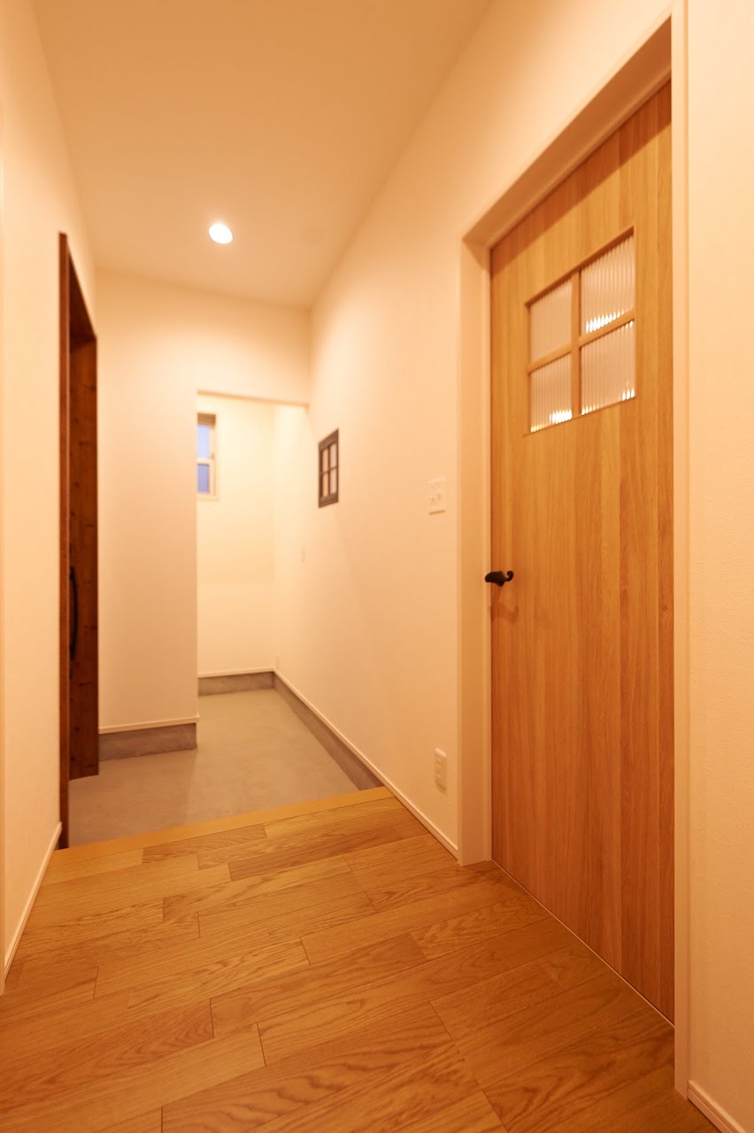 一級建築士事務所 GO_AN (ゴアン)【デザイン住宅、建築家、平屋】玄関ホールは無垢のフローリング。1畳のシューズクロークは十分な広さを確保