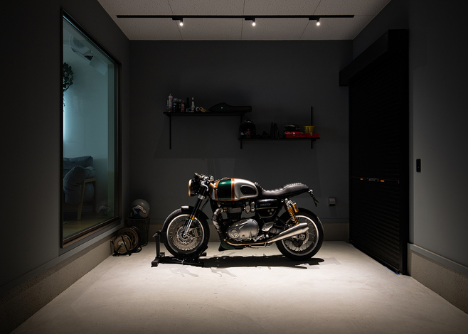 ステージのようなバイクガレージ