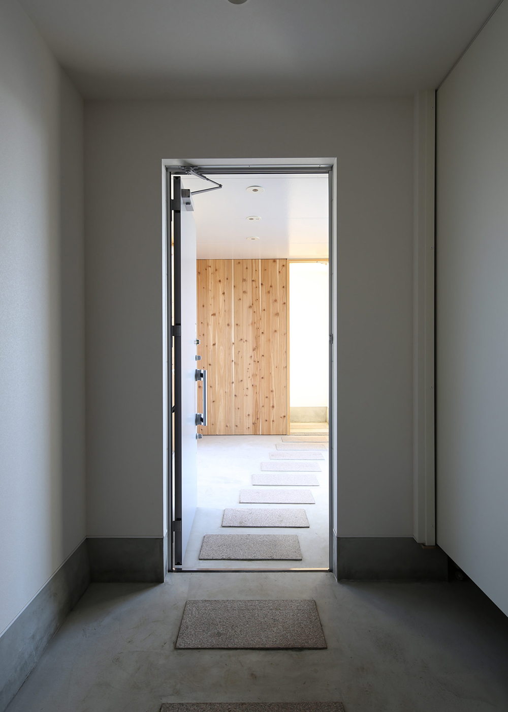 SIMPLE NOTE 豊川スタジオ【デザイン住宅、建築家、平屋】飛び石が敷かれた風情豊かな玄関アプローチにも、建築家の感性が宿る