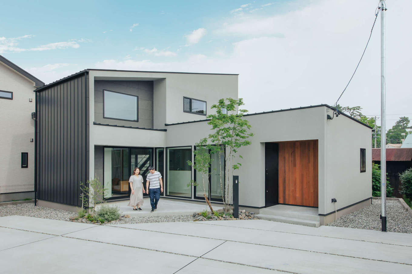 S.CONNECT（エスコネクト）【デザイン住宅、狭小住宅、建築家】ガルバリウム鋼板、塗り壁、窯業系サイディング、そしてレッドシダーと4つの外壁材を組み合わせた外観は上品な佇まい。異素材を組み合わせながらも、すっきりとした形状に整っている。雨樋は外壁材と同じ素材を使うことで存在感を消している
