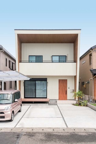 ボックス型の外観は、両脇の外壁が斜めになっているのがポイント。木質素材をあしらって西海岸風に