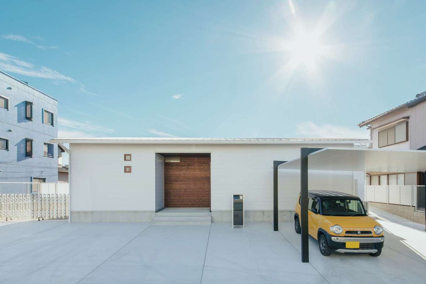 内田建設【デザイン住宅、建築家、平屋】約150坪の広大な土地に建つ平屋のS邸。余計な装飾を排除したシンプルで洗練されたフォルムと、白い鎧張りのガルバリウムがおしゃれ。ポーチの羽目板がアクセントに