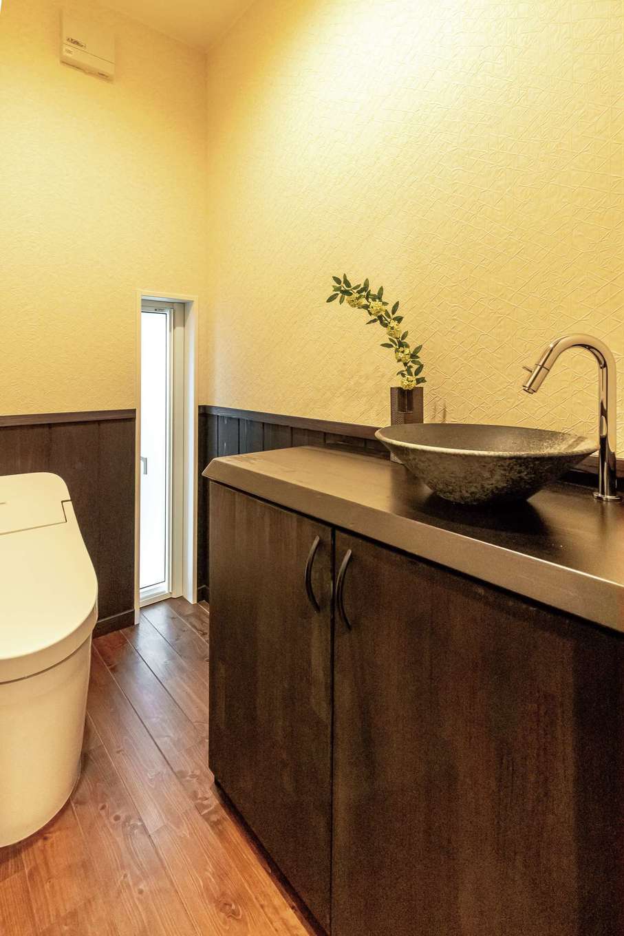 片山建設【デザイン住宅、夫婦で暮らす、平屋】トイレは奥さまの要望がベース。秋田杉のカウンターにあわせて焼き物の手洗い鉢を採用