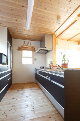 ダークカラーで統一した対面式キッチン