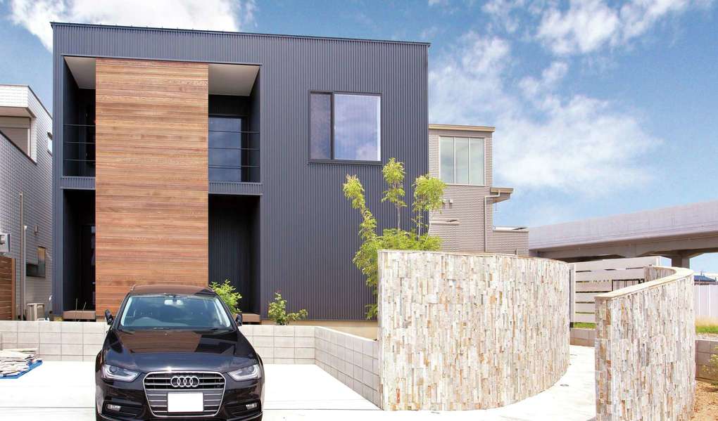 未来創建【デザイン住宅、間取り、建築家】屋根には太陽光発電パネル6.3kWを、外壁内側には断熱効果の高いパネルを設置した高性能住宅