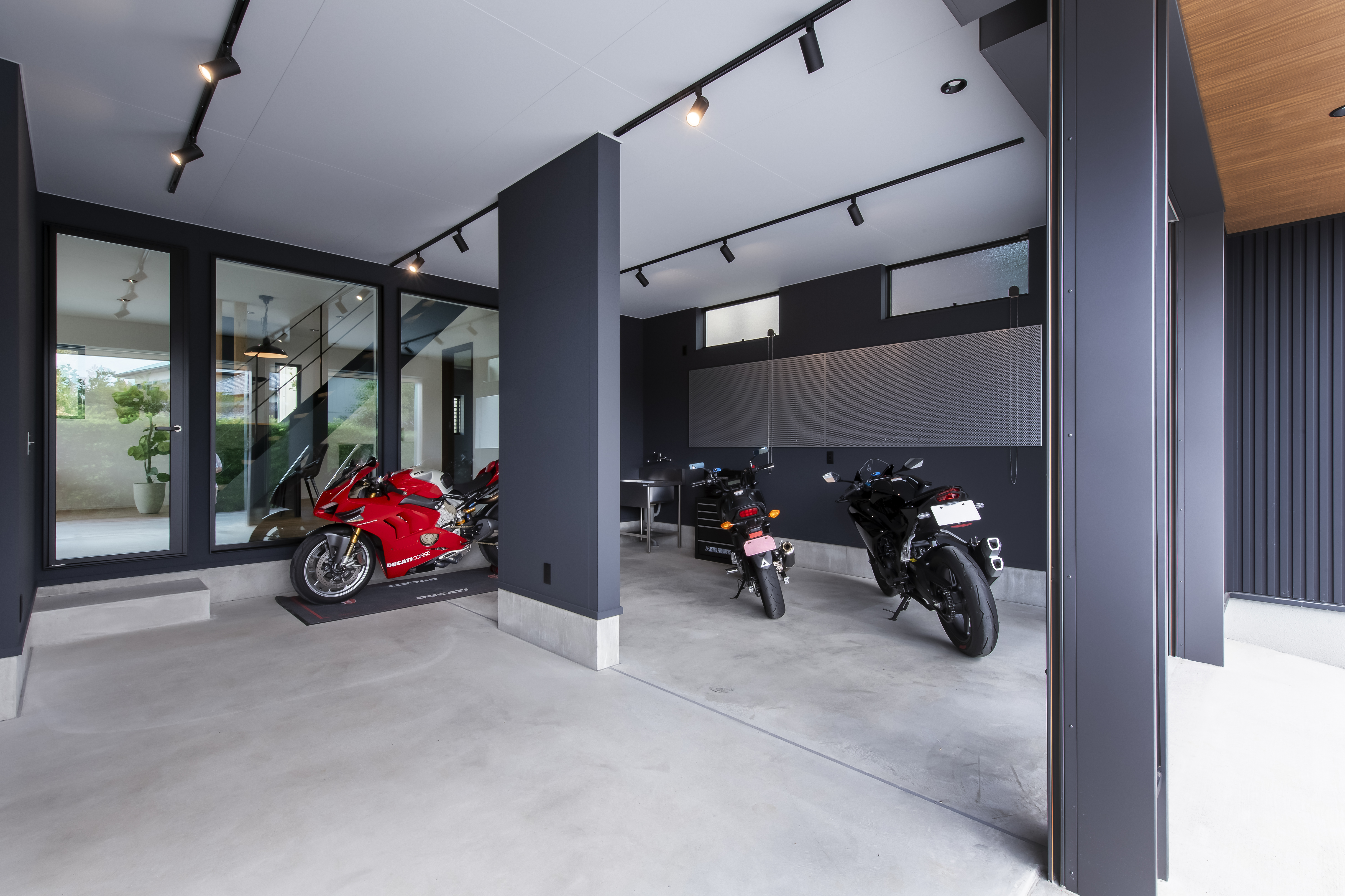 スズイチ｜高級感のあるビルドインガレージは、バイク愛好者にぴったりの空間。充実した設備で安全性と利便性を両立する。