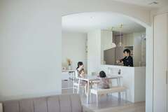 緩やかなアーチ型の垂れ壁でさりげなくゾーン分けしたリビングとダイニング