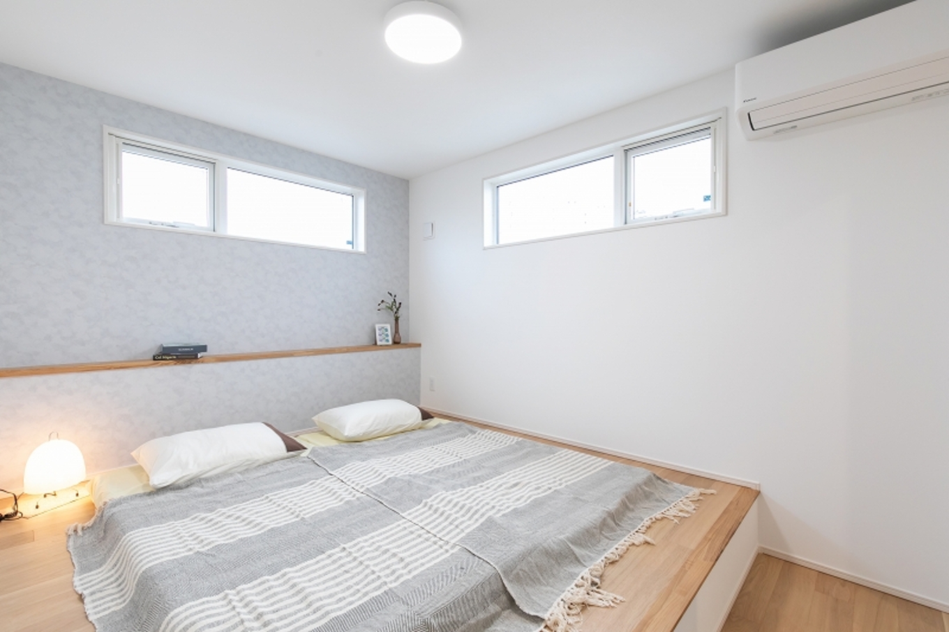 寝室は小上がりにしたことでベッドフレームが必要なく、布団を敷いて