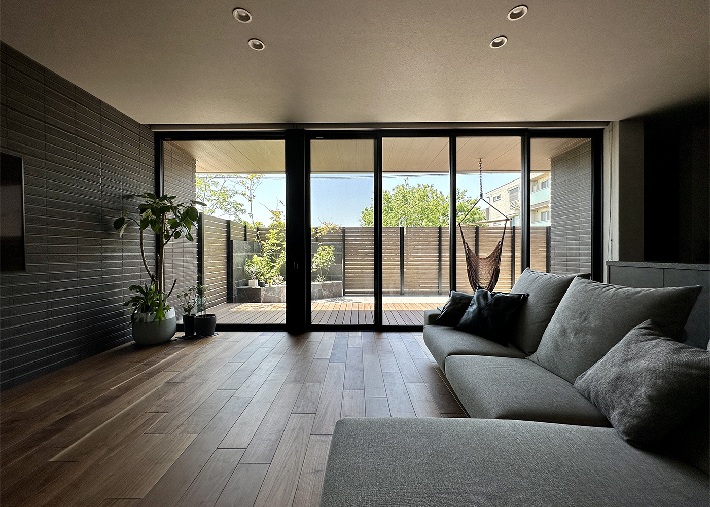 積水ハウス 豊橋支店【デザイン住宅、子育て、平屋】庭にはフェンスを設置し、両サイドは壁で視線を遮られているので、普段はカーテンいらず。実はロールスクリーンが格納されているが、そうとはわからないすっきりとしたデザイン。生活感を感じさせないよう、細かなディテールにまで配慮がなされるのは同社ならでは