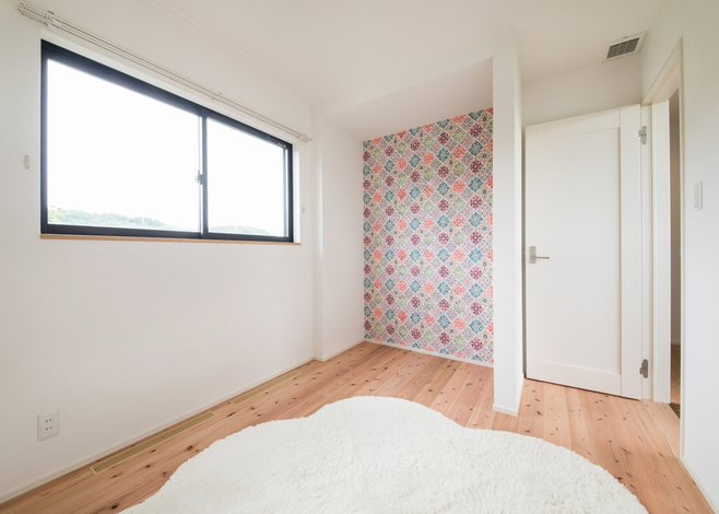 アクセントクロスが可愛らしい部屋