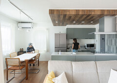 ダイニングスペースはキッチンと横並び。キッチンの下がり天井は木目調のクロスでアクセントに