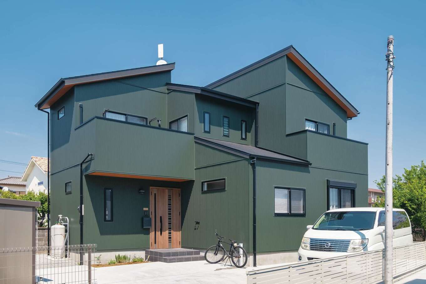 藤田建設（ラフェルム沼津）【デザイン住宅、自然素材、ペット】ご主人こだわりの外壁。ガルバリウムを好きな色で塗装し、個性的でモダンな外観に