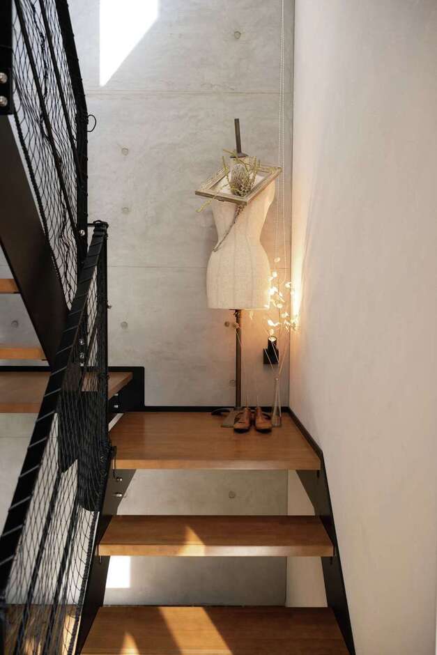 自分たちの好きなものを飾って演出できる“絵になる空間”が家中に。クロスなど室内に使用するカラーはシンプルに抑えた