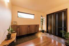 玄関の一部を凹ませて坪庭にする提案もあったが、家相を考慮して変更。ゆとりのある玄関スペースが生まれた