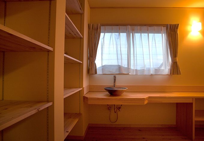 瀧口建設【和風、高級住宅、夫婦で暮らす】信楽焼の洗面ボウルと窓から見える夕闇が絶妙な佇まい