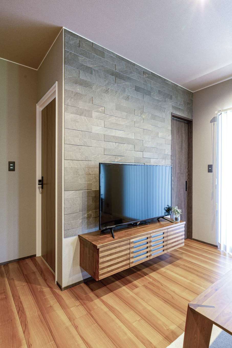 深見工務店 S-style【子育て、収納力、間取り】リビングで使う雑多な物を収納できるリビングクローク。テレビ背面にあるため、アクセスも抜群で、いつも片付いたリビングを保てる。棚は高さ、幅、奥行きを使う人に合わせて計算。収納量、使い勝手ともに申し分ない。物を溜めない工夫として両側に入口があるのも、収納術のポイントのひとつ