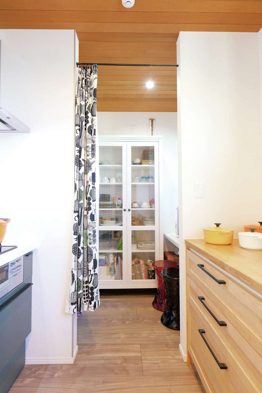 丸昇彦坂建設【デザイン住宅、趣味、インテリア】キッチンと一直線で繋がるおしゃれなパントリー。家事室も完備