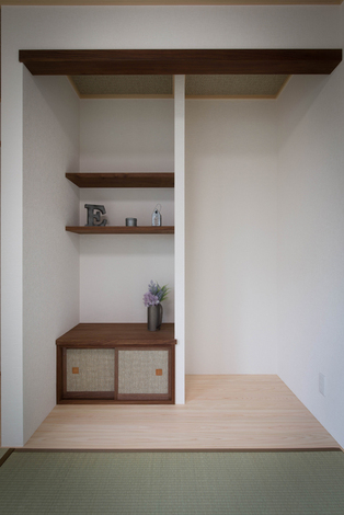 どこかモダンさも感じさせる和室。床の間の飾り棚のほか、キッチンのカウンターなどに、材木関係の仕事をしていたお父さまが大切に保管していた木材が使用された