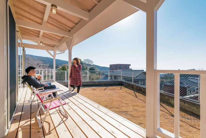 屋根付きのポーチは爽快な眺めの特等席。フルオープンの窓を開ければ、室内に広さと楽しさが運ばれる