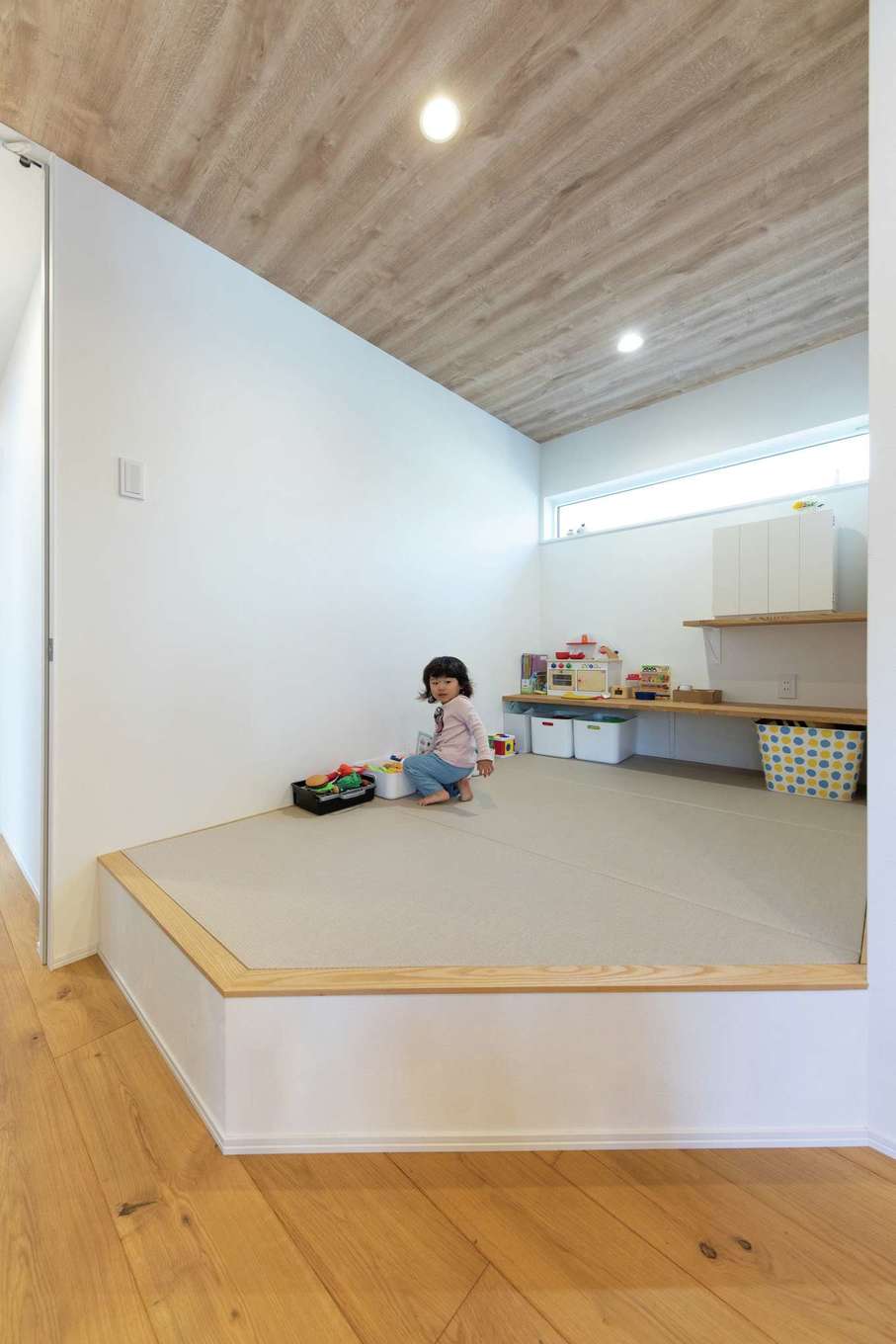 KUREKEN HAUS（榑林建設）【デザイン住宅、省エネ、間取り】LDKの一角に用意された小上がりの畳スペースは、遊び場やスタディスペースなど多様な用途に活躍。来客時はベンチに