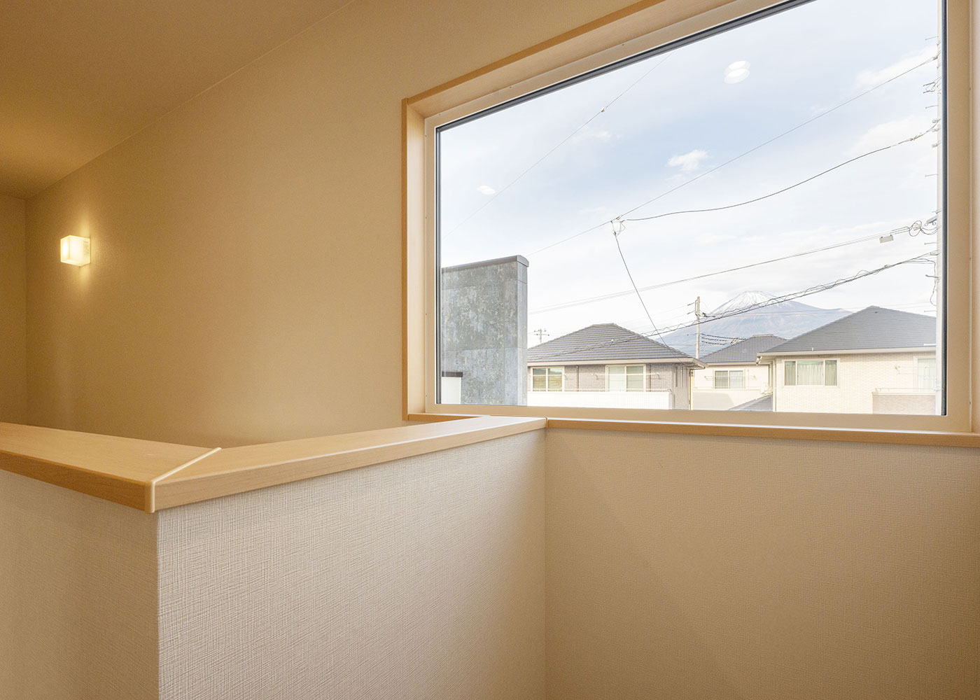 irohaco（アヴァンス）【デザイン住宅、収納力、和風】2階ホールの一角に、富士山が見える大きなピクチャーウインドウを設置。毎朝、霊峰富士の美しい景色を眺めながら1階に降りていくのが新たなルーティーンとなった