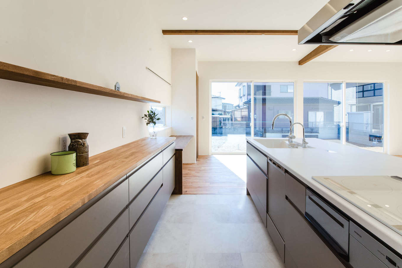 Select工房【デザイン住宅、間取り、平屋】既製品のカップボードをタモ材の天板でアレンジ