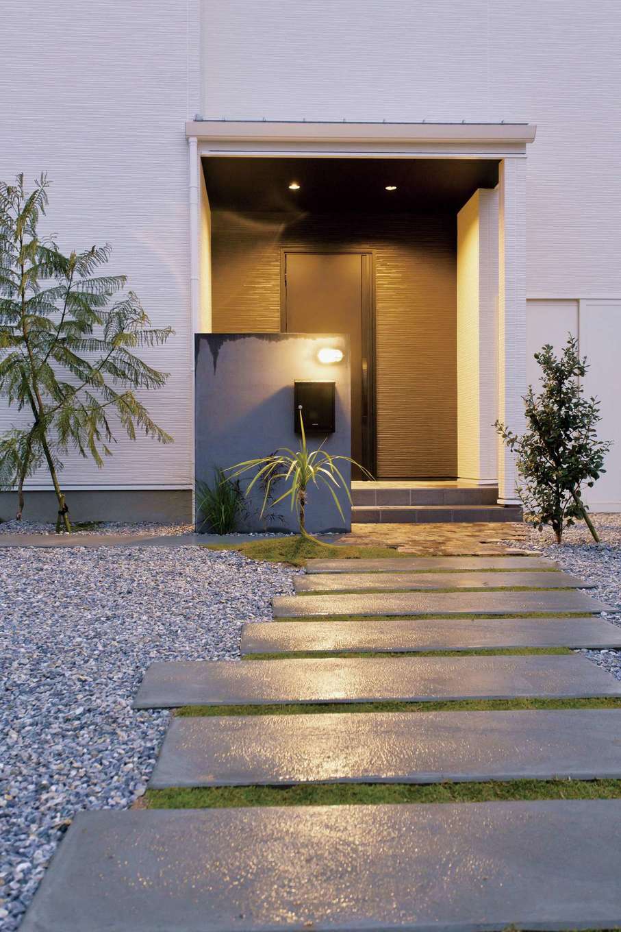ARRCH アーチ【デザイン住宅、建築家、インテリア】リゾートホテルのような長い石畳もゲストへのおもてなしの一つ