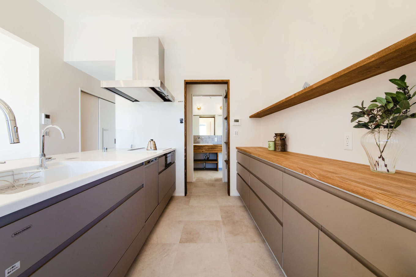 Select工房【デザイン住宅、間取り、平屋】共働きのSさん夫妻のライフスタイルに合わせて、キッチンは洗面コーナーやランドリーとつながる使いやすい家事動線を意識した