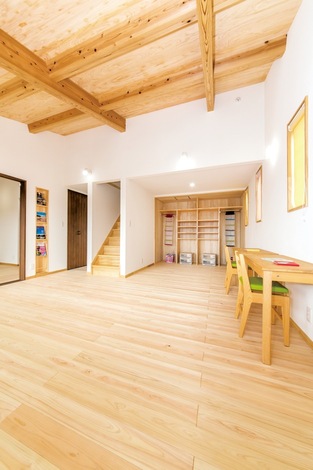 2階はほぼ丸ごと二人の娘の部屋に。将来子どもが独立した時のことも視野 に入れ、大きなスパンのまま空間を利用している。ヒノキの床材で清々しい印象に