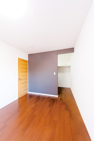 寝室には大きなクローゼットも完備。夫婦二人の衣類をしっかり収納