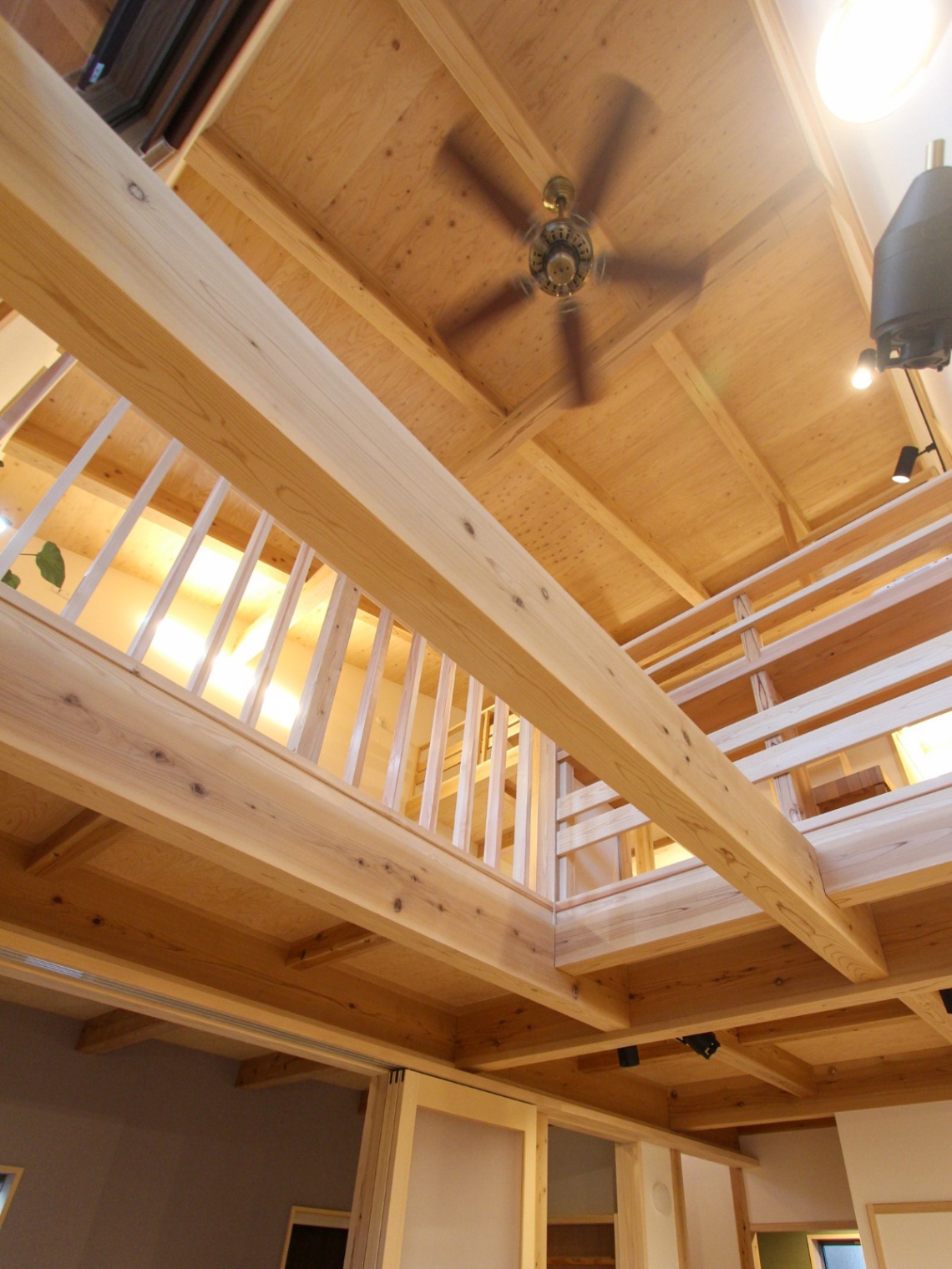 アクトホーム｜住まいの奥まで光を運ぶ、2.5畳の吹抜けです。シーリングファンで部屋の空気を循環することで、冷暖房効率アップが期待できます。