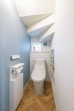 トイレは階段下を上手に利用。広くスペースを取りたい場所、狭くてもいい場所と、メリハリのある賢いスペース使いによって、家族にとって暮らしやすい家に